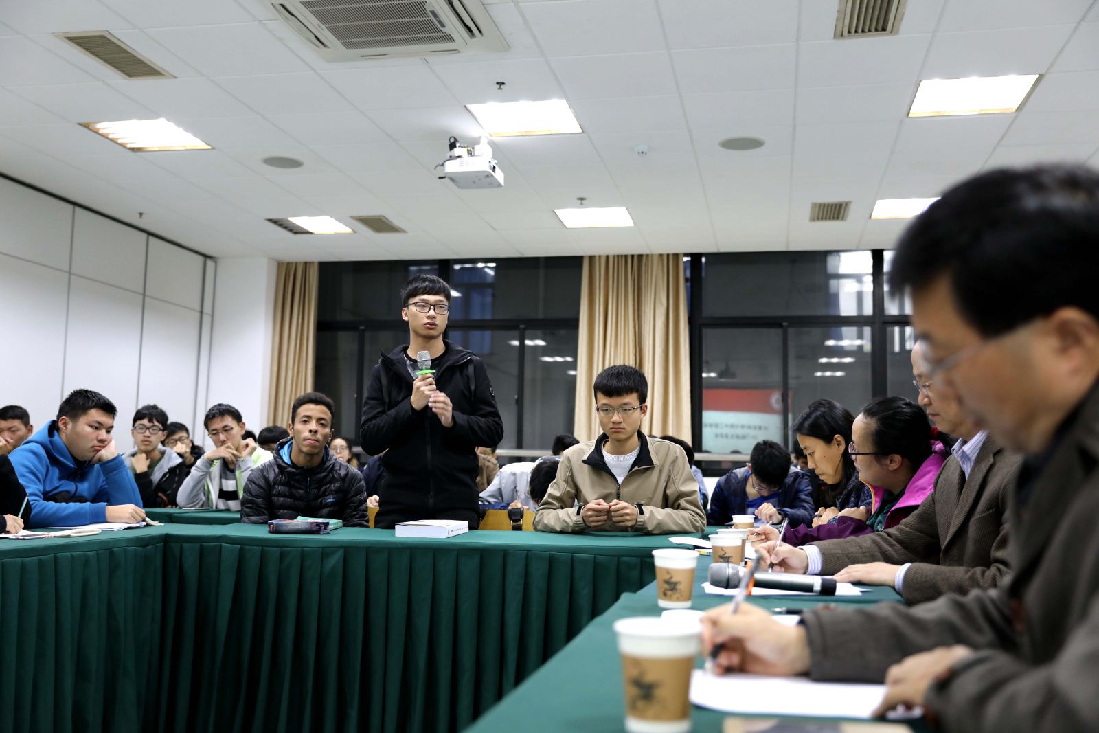 师生沟通 携手共进——计算机科学与bat365中文官网入口召开2017级本科新生座谈会