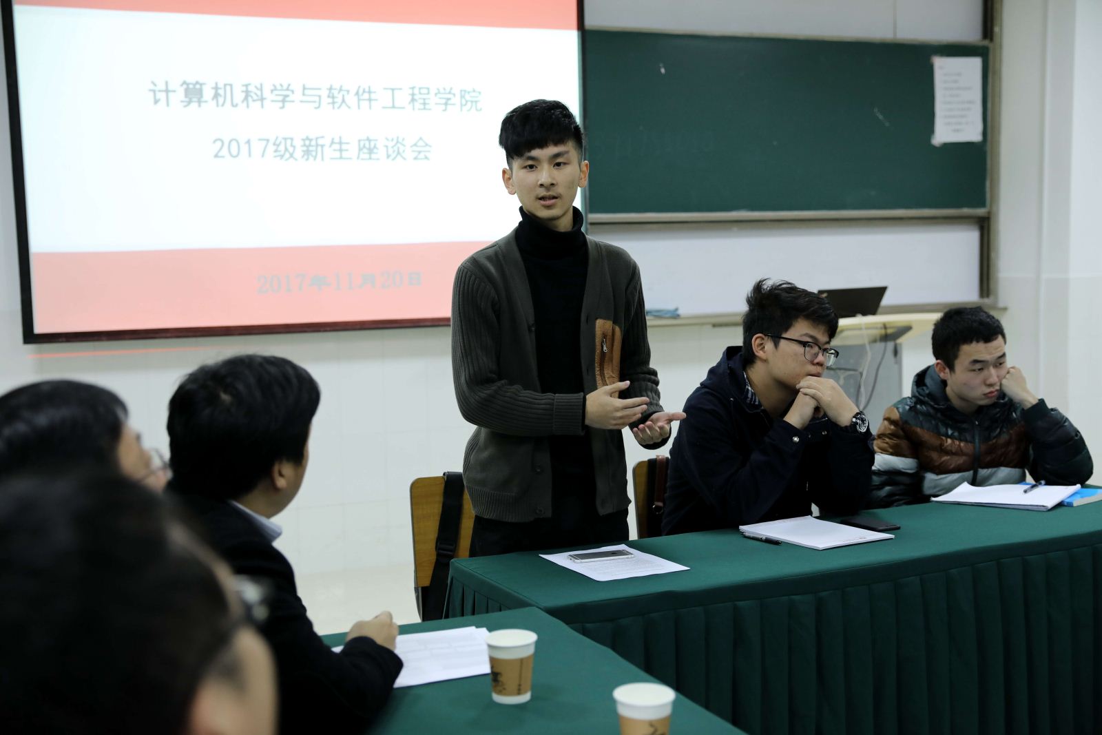 师生沟通 携手共进——计算机科学与bat365中文官网入口召开2017级本科新生座谈会