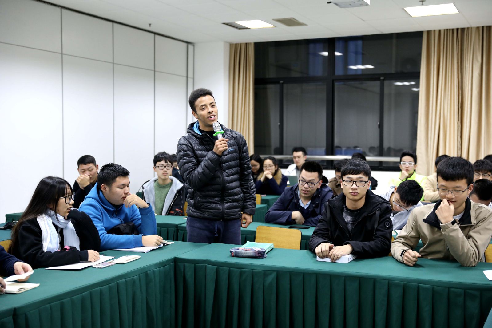 师生沟通 携手共进——计算机科学与bat365中文官网入口召开2017级本科新生座谈会