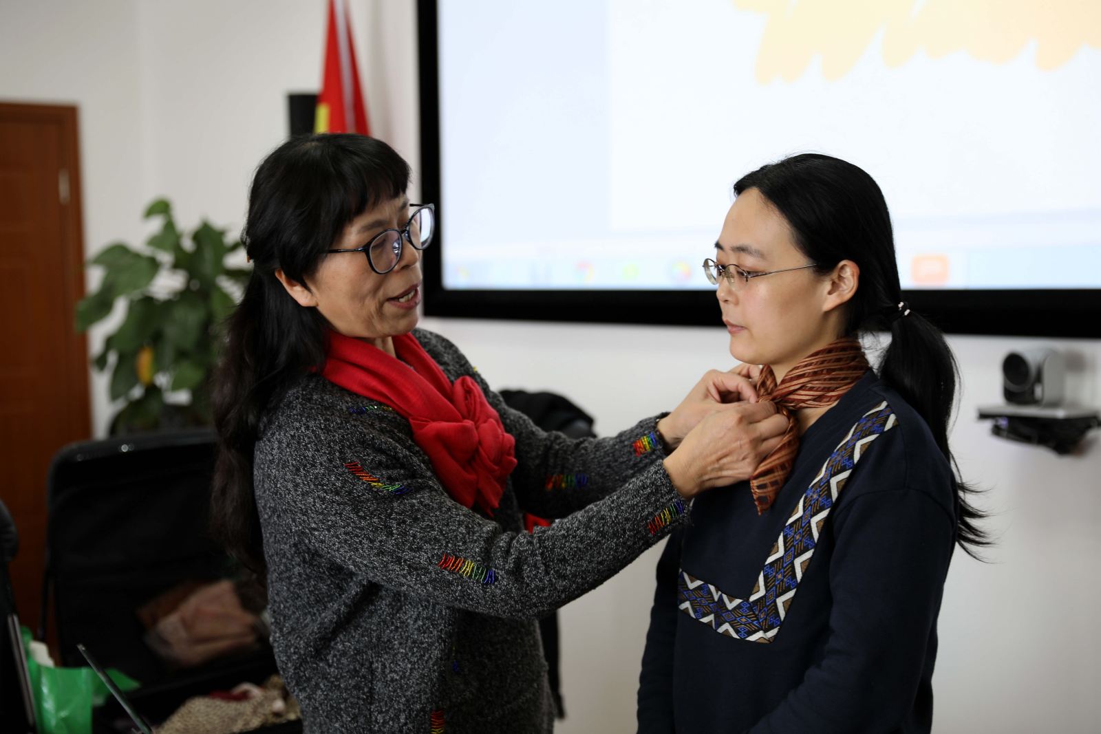 丝巾魔法秀点亮你的美