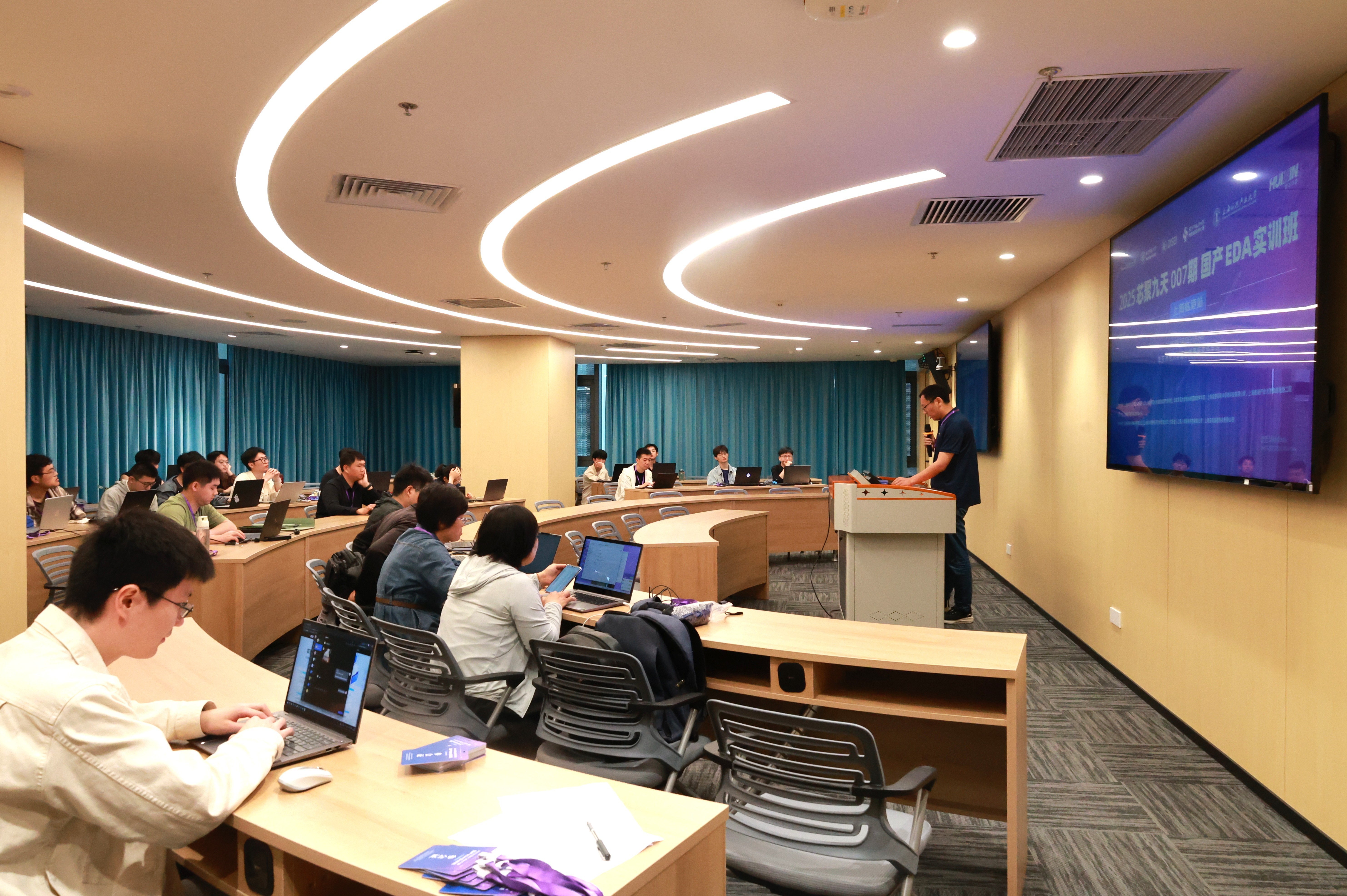 1开班主持.JPG 1开班主持.JPG