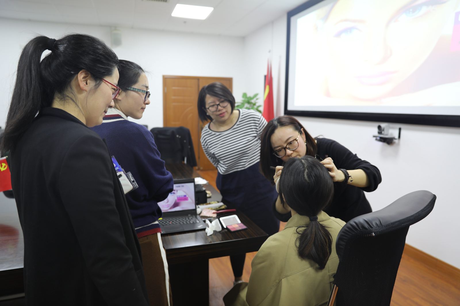 计软学院女教师的华丽变身，你期待吗？