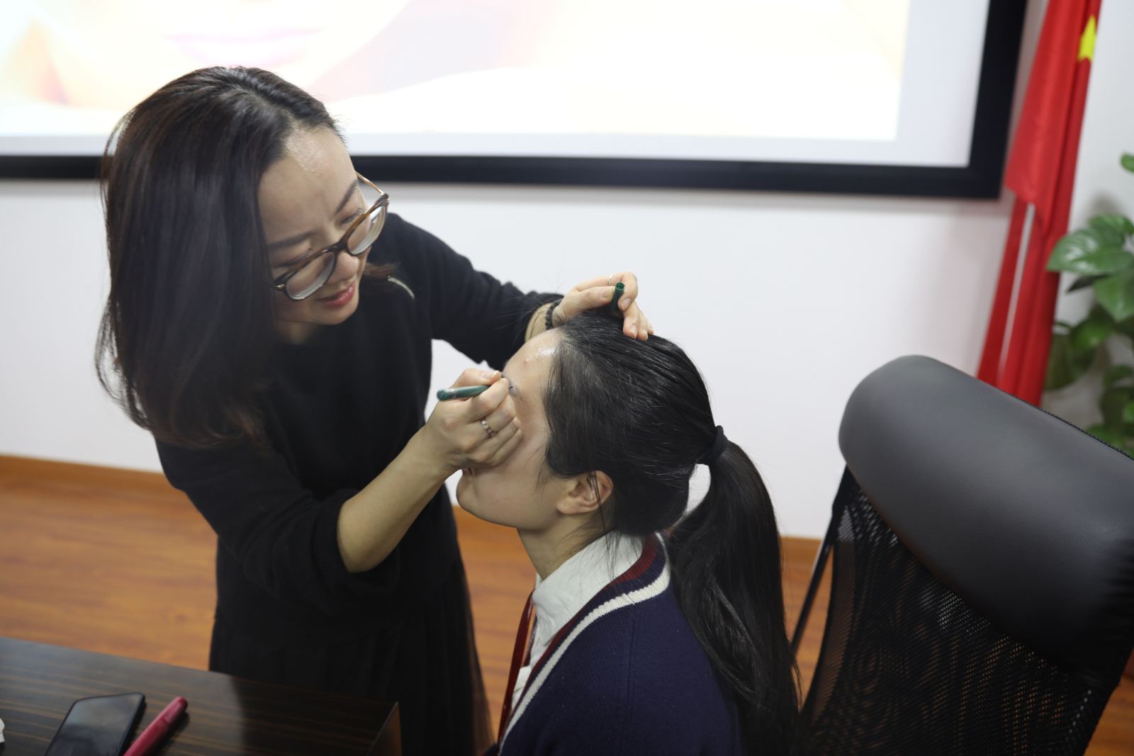 计软学院女教师的华丽变身，你期待吗？