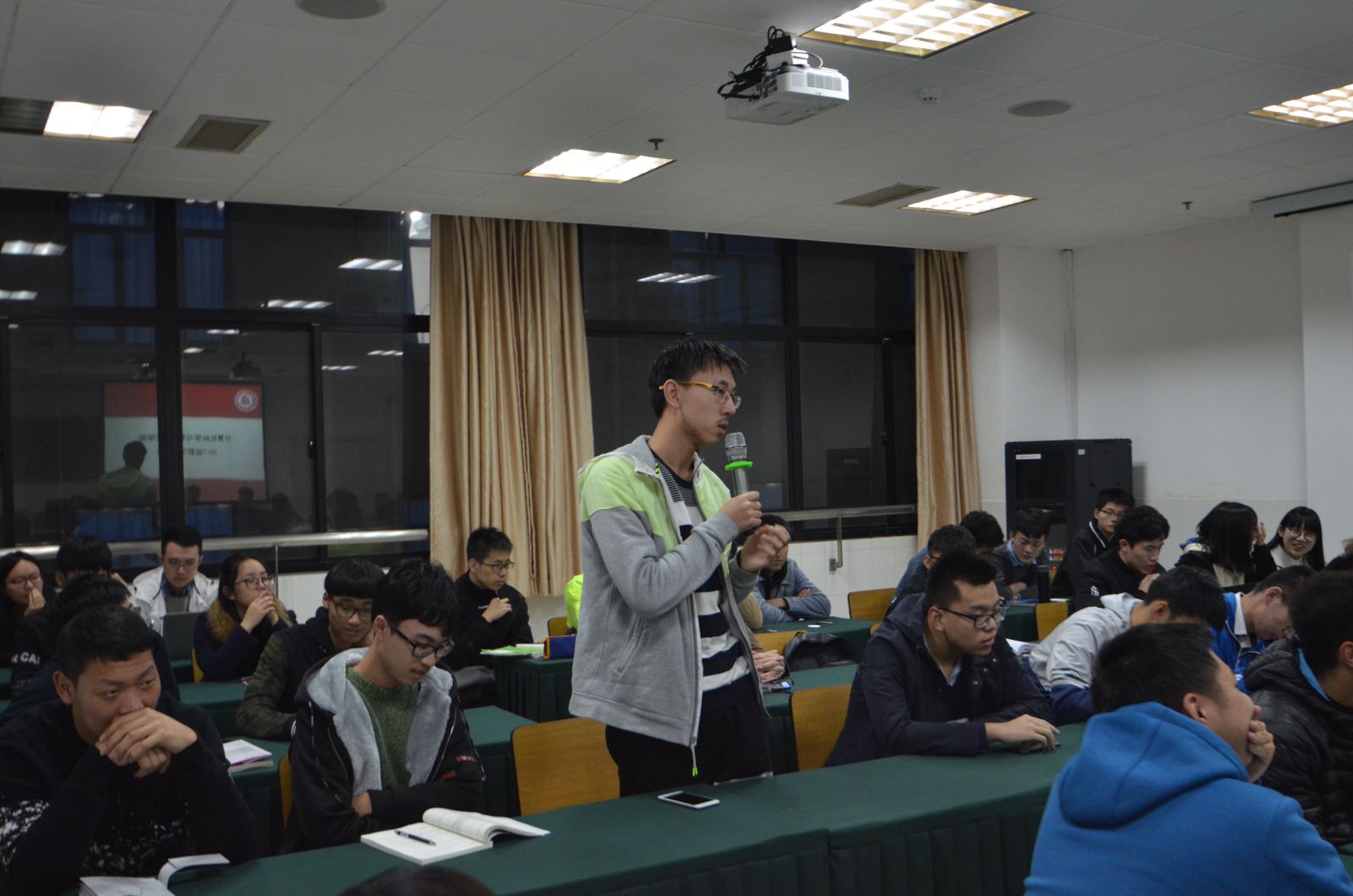 师生沟通 携手共进——计算机科学与bat365中文官网入口召开2017级本科新生座谈会